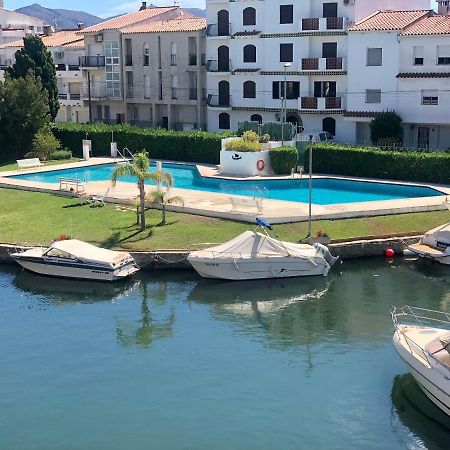 Port Sotavent 2C - Apartamento En La Marina De Empuriabrava - Piscina Comunitaria, - Parking - Vistas Al Canal - Cerca Centro Y Playa Bagian luar foto