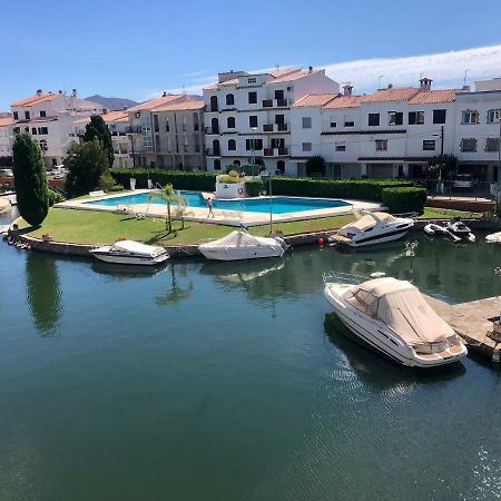 Port Sotavent 2C - Apartamento En La Marina De Empuriabrava - Piscina Comunitaria, - Parking - Vistas Al Canal - Cerca Centro Y Playa Bagian luar foto