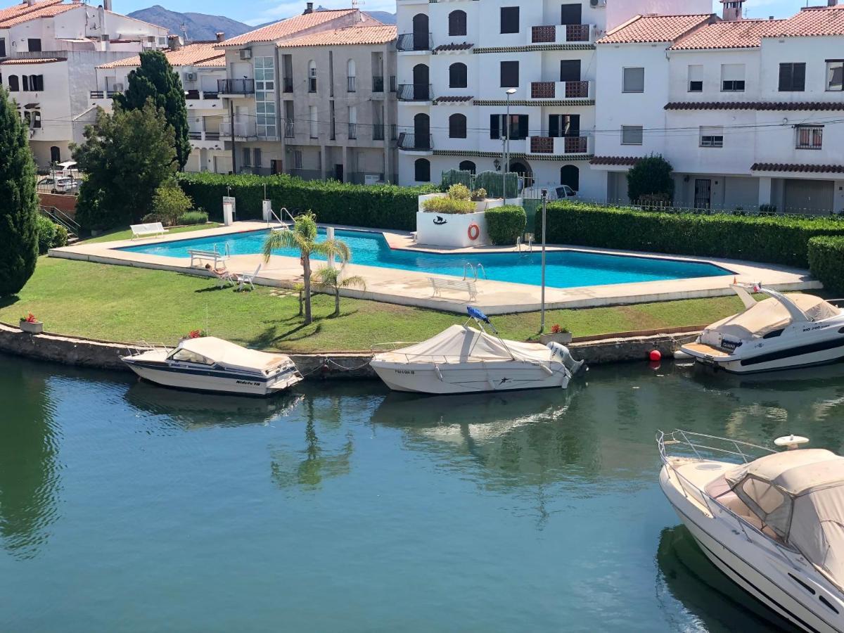 Port Sotavent 2C - Apartamento En La Marina De Empuriabrava - Piscina Comunitaria, - Parking - Vistas Al Canal - Cerca Centro Y Playa Bagian luar foto
