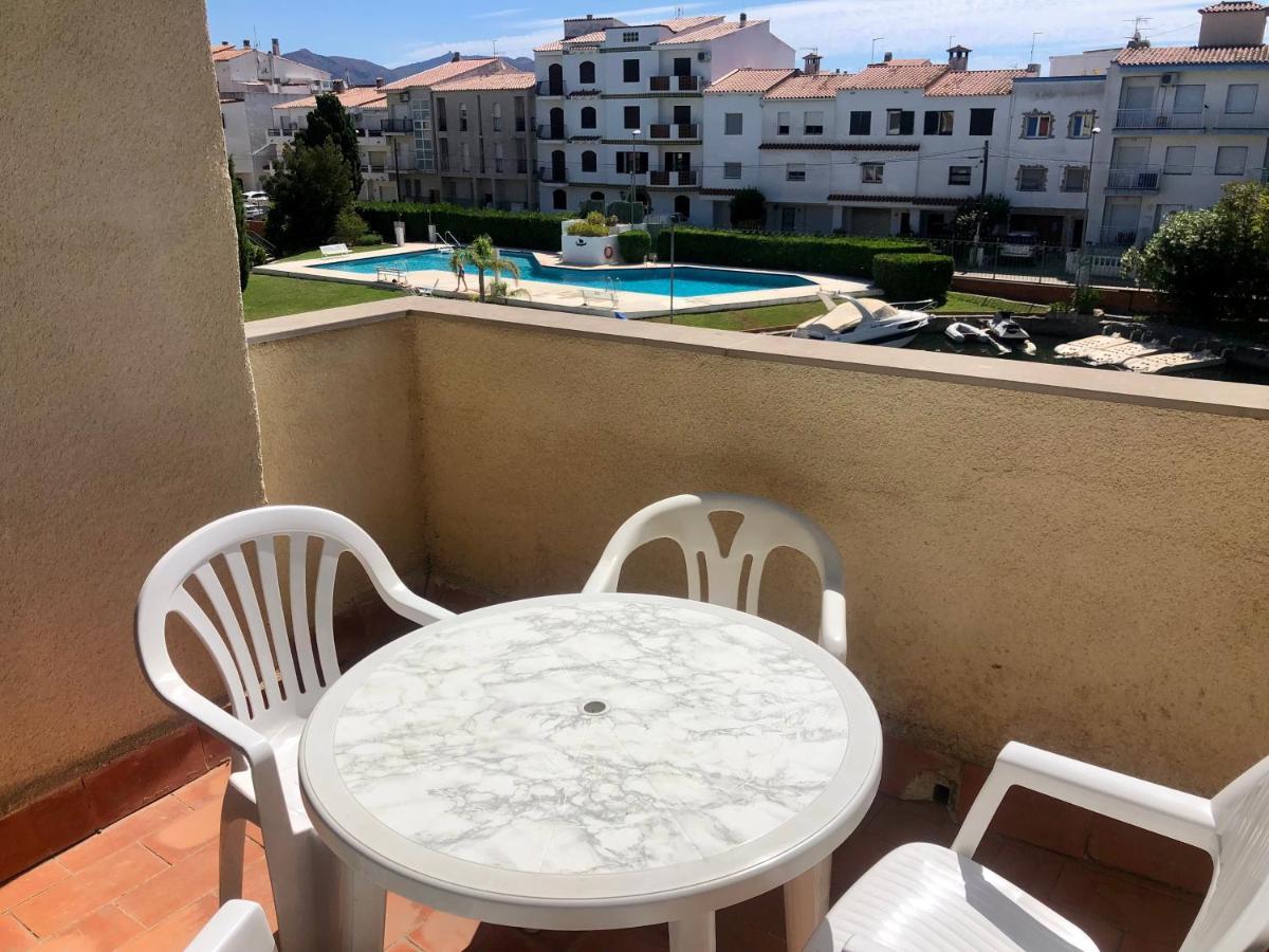 Port Sotavent 2C - Apartamento En La Marina De Empuriabrava - Piscina Comunitaria, - Parking - Vistas Al Canal - Cerca Centro Y Playa Bagian luar foto