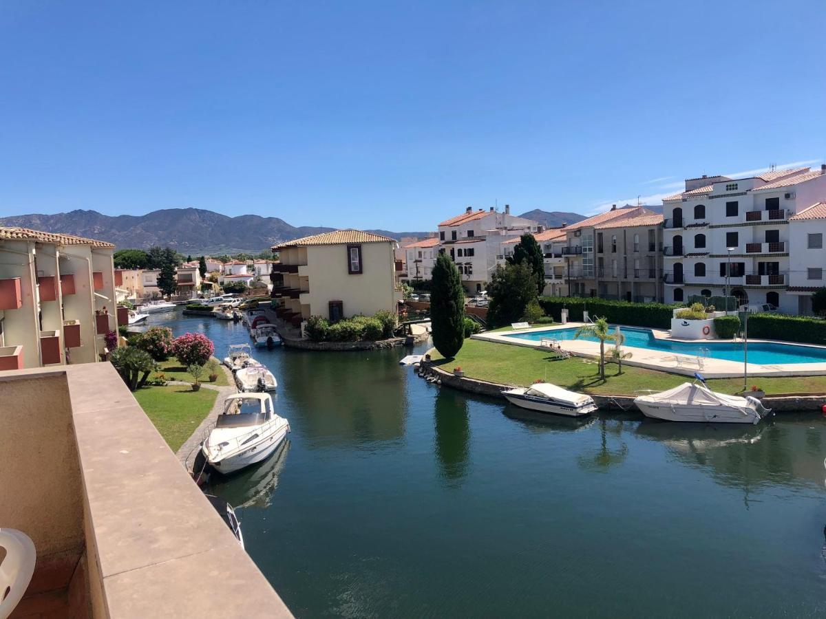 Port Sotavent 2C - Apartamento En La Marina De Empuriabrava - Piscina Comunitaria, - Parking - Vistas Al Canal - Cerca Centro Y Playa Bagian luar foto