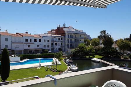 Port Sotavent 2C - Apartamento En La Marina De Empuriabrava - Piscina Comunitaria, - Parking - Vistas Al Canal - Cerca Centro Y Playa Bagian luar foto