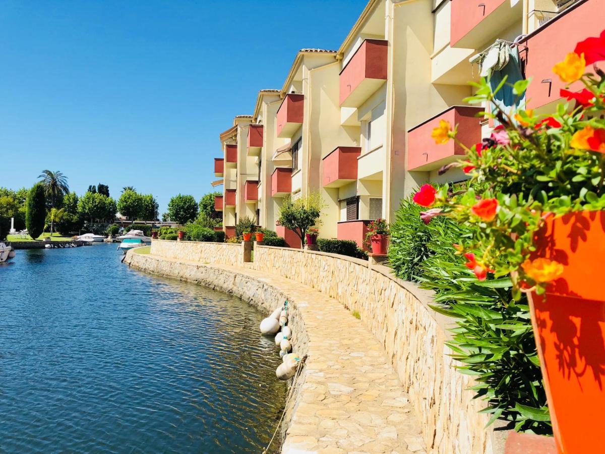 Port Sotavent 2C - Apartamento En La Marina De Empuriabrava - Piscina Comunitaria, - Parking - Vistas Al Canal - Cerca Centro Y Playa Bagian luar foto