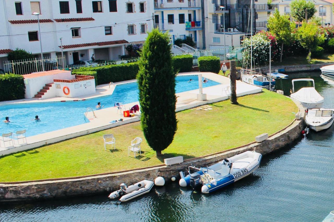 Port Sotavent 2C - Apartamento En La Marina De Empuriabrava - Piscina Comunitaria, - Parking - Vistas Al Canal - Cerca Centro Y Playa Bagian luar foto